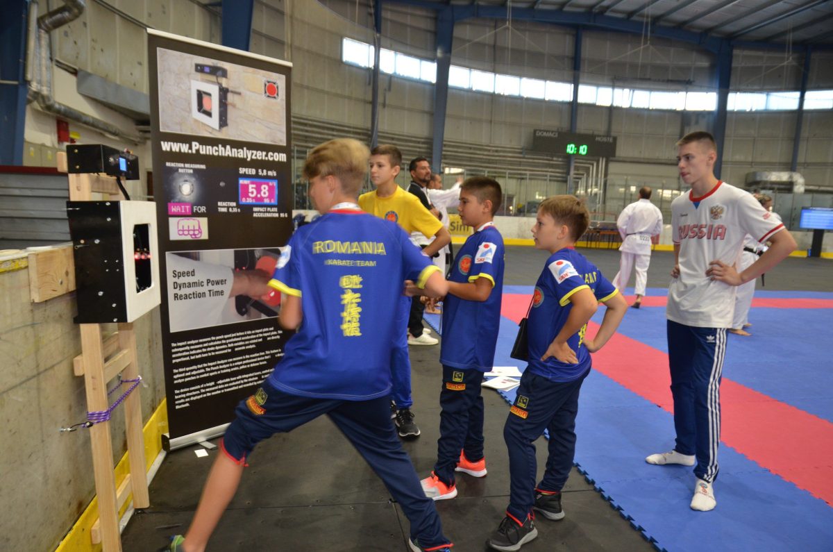 Analyzátor rychlosti úderu pěstí