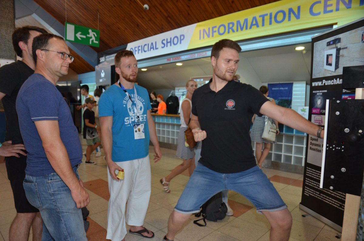 Analyzátor rychlosti úderu pěstí