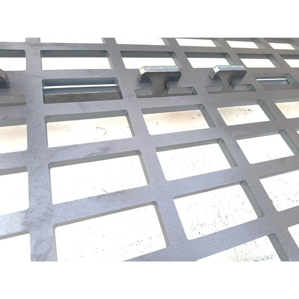 Massive grid - monolith