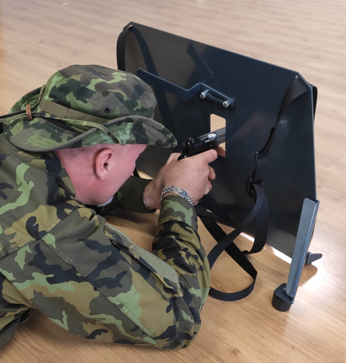 Neprůstřelný štít / střílna - T