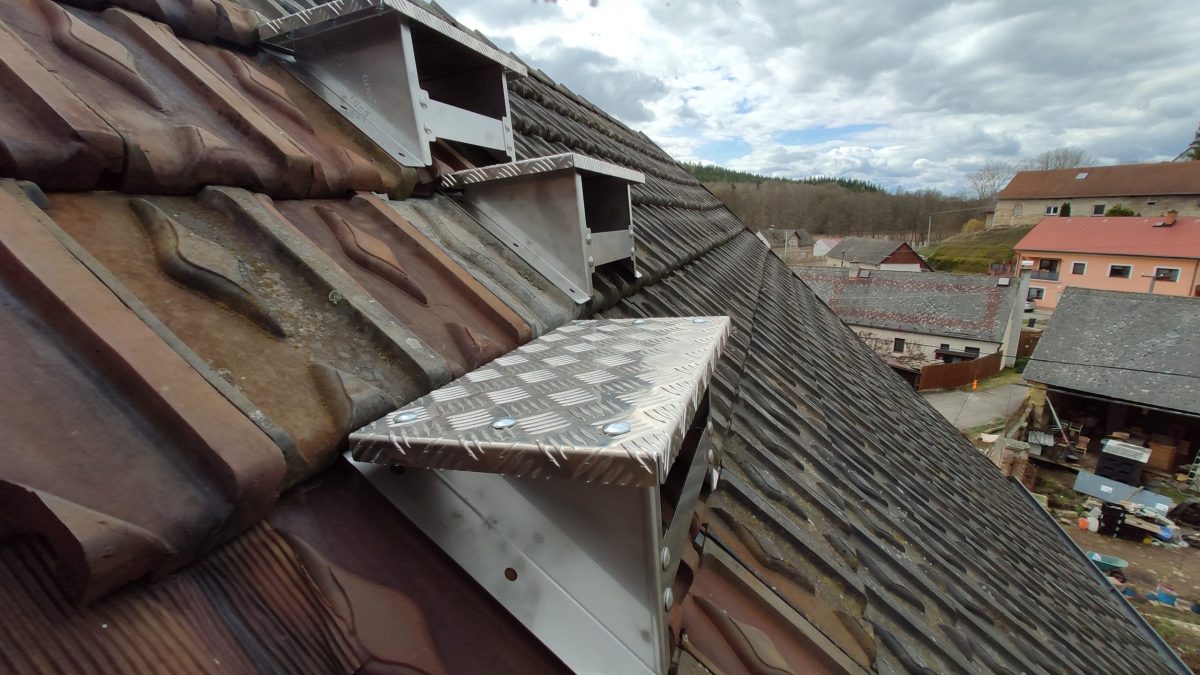 Výrobky seriové výroby - svítidla, dopňky strojů, mříže...