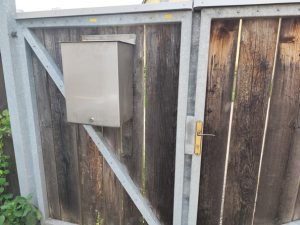 Bale box - stainless steel, for installation in fence / gate