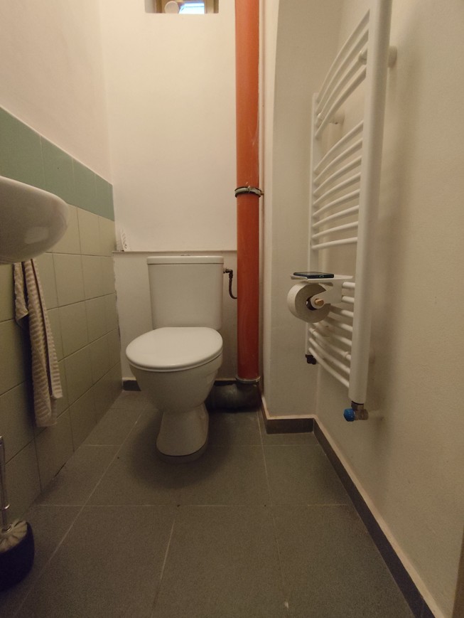 Polička na mobil a držák WC papíru – závěsná na radiátor