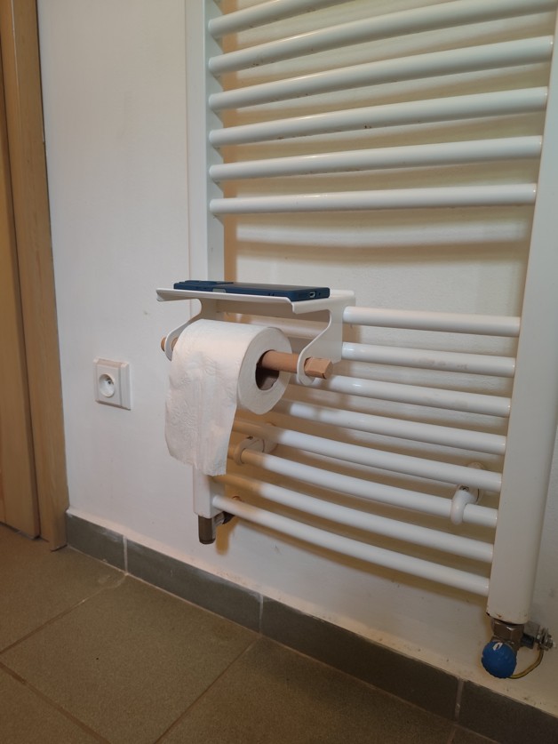 Polička na mobil a držák WC papíru – závěsná na radiátor