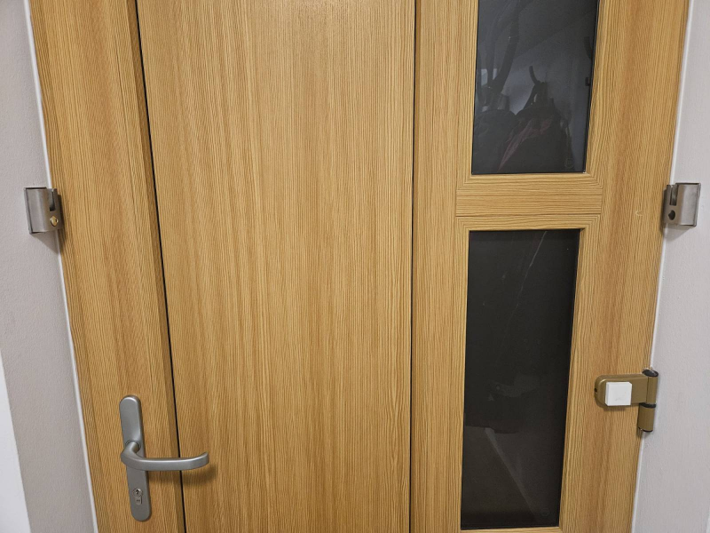 Bezpečnostní dveřní závora